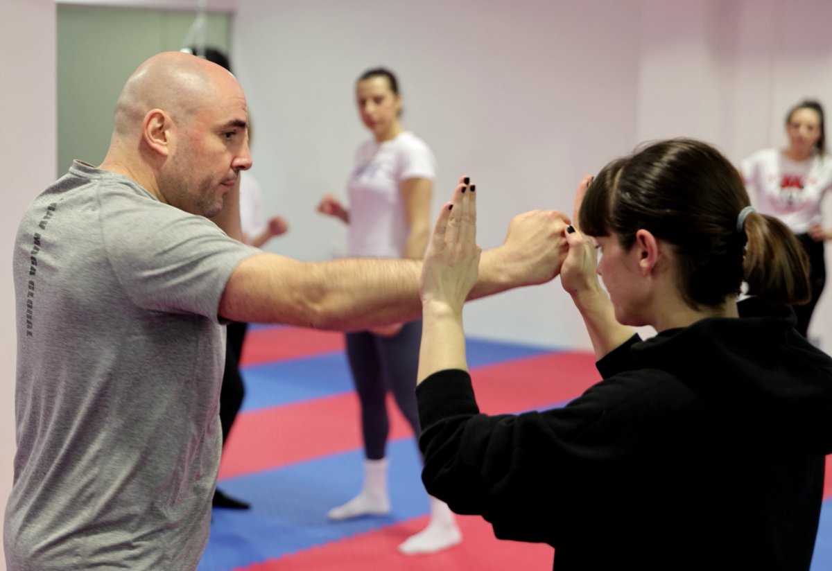 Bljesak's tweet image. "Nadam se da mi neće zatrebati" - Ivan podučava žene kako se obraniti
#self #defence #KravMaga #Krav #Maga #woman 
shorturl.at/eimY7