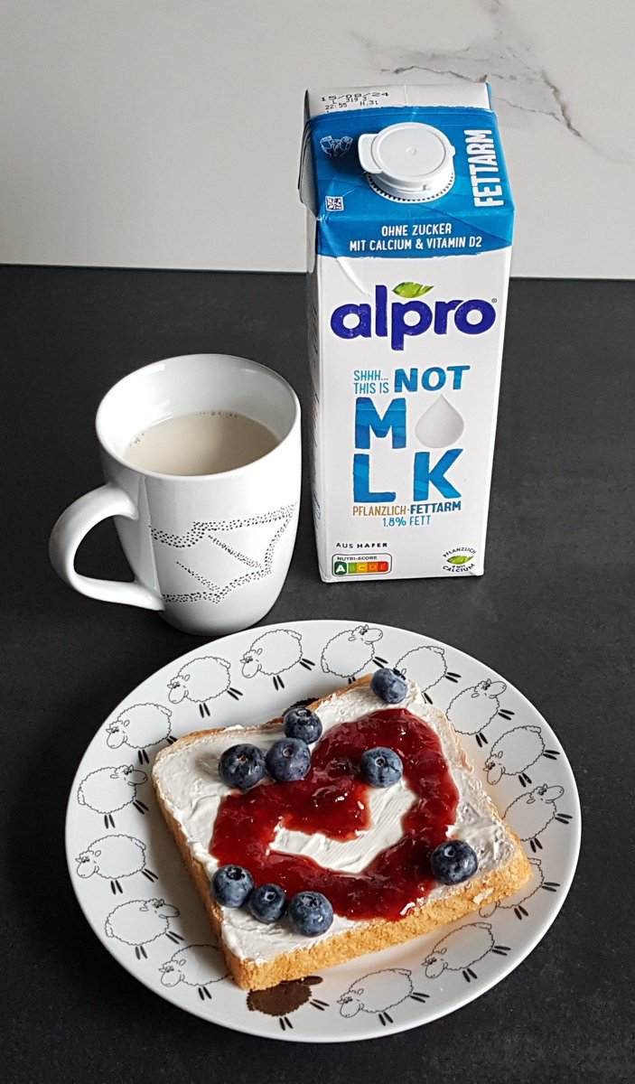 FoodJunkie117's tweet photo. #Anzeige #Produkttest Das wichtigste zuerst, Frühstück. Frischkäse-Marmelade-Toast und dazu #vegan #NotMlk von @Alpro, die ich dank @OHoftheDay testen darf. Trotz 1,8% Fett super cremig und vollmundig. Man schmeckt einen feinen Hafergeschmack raus. Milch bleibt eben Milch. https://t.co/K0mew9PWtn