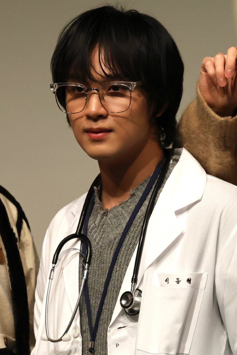 ไม่มีใคร
กู : หมอติดใจที่นี่แล้วอะดิ