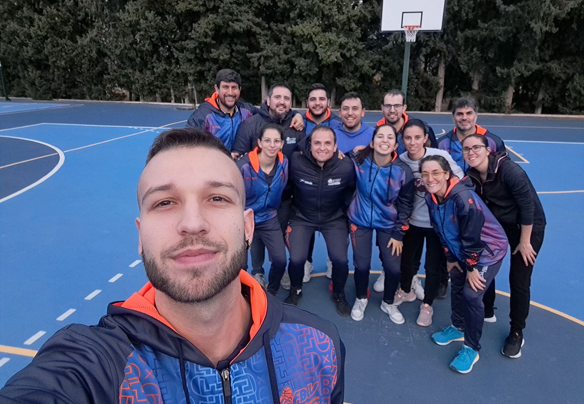 ᴘʀᴏɢʀᴀᴍᴀ ᴅᴇ ᴛᴇᴄɴɪꜰɪᴄᴀᴄɪᴏɴ | Actividad formativa con los entrenadores/as de categoría Benjamín

Preparando la temporada antes de la llegada de las Jornadas de Detección ➡️ acortar.link/S6prU4