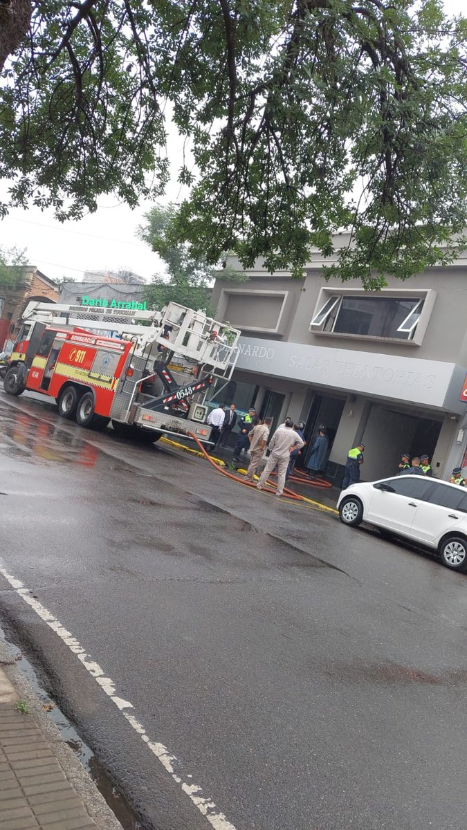 tuitero_star's tweet photo. Incendio en la sala velatorio de San Bernardo, bomberos trabajando en el lugar... @LV12TUC  @TucumanLv7 @AlvaroMejuto https://t.co/6BvLOOfvYc