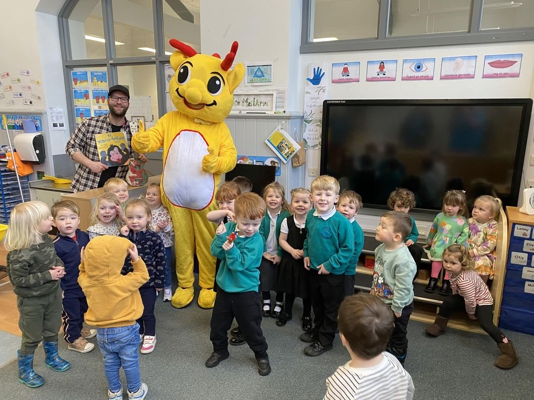 Canu canu canu yng Ngylch Meithrin Cybi bora ma! 🎶🎵❤️

#canu
#dawnsio
#hwyl