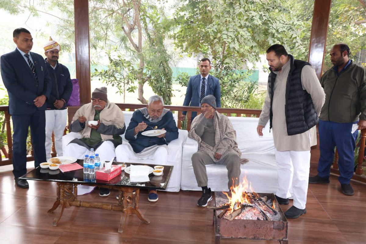 yadavtejashwi's tweet photo. मकर संक्रांति के पावन अवसर पर 10, सर्कुलर रोड स्थित आवास पर आयोजित दही-चूड़ा भोज में मा॰ मुख्यमंत्री सहित मंत्रिमंडल के मा॰ सदस्य, सामाजिक, राजनीतिक कार्यकर्ता एवं आम लोग शामिल हुए। https://t.co/NzF7jbxtVm