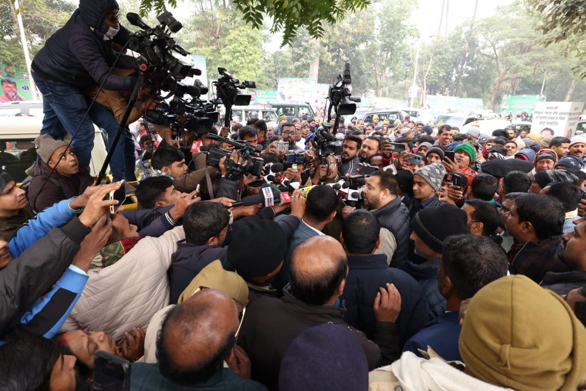 yadavtejashwi's tweet photo. मकर संक्रांति के पावन अवसर पर 10, सर्कुलर रोड स्थित आवास पर आयोजित दही-चूड़ा भोज में मा॰ मुख्यमंत्री सहित मंत्रिमंडल के मा॰ सदस्य, सामाजिक, राजनीतिक कार्यकर्ता एवं आम लोग शामिल हुए। https://t.co/NzF7jbxtVm