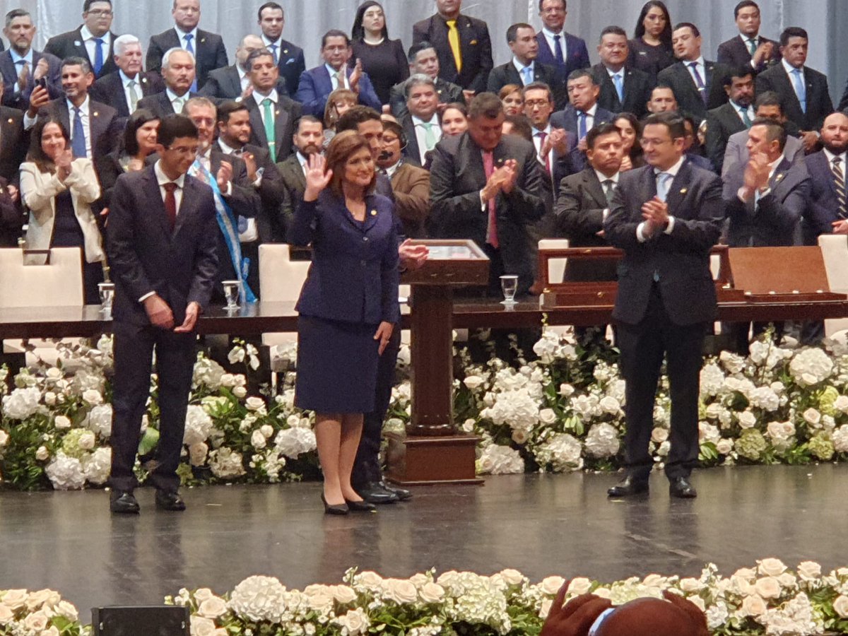 alemaniaenguate's tweet photo. La Embajada Alemana felicita al presidente Bernardo Arévalo @BArevalodeLeon y a la vicepresidenta Karin Herrera @KarinHerreraVP por asumir sus cargos en la República 🇬🇹. Les deseamos éxitos en su liderazgo y confiamos en que contribuirán al progreso y bienestar de Guatemala. https://t.co/puvzOLBGCs
