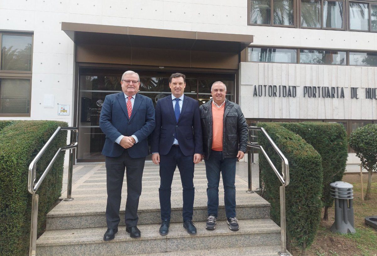 APHuelva's tweet photo. Nuestro presidente, Alberto Santana, mantiene un encuentro con la Asociación de Citricultores de la Provincia de Huelva #ACPH, al objeto de mostrar la oferta de servicios del #PuertodeHuelva y las posibilidades para impulsar el sector y sus exportaciones 🚢🍊 https://t.co/HjmiuGINMv