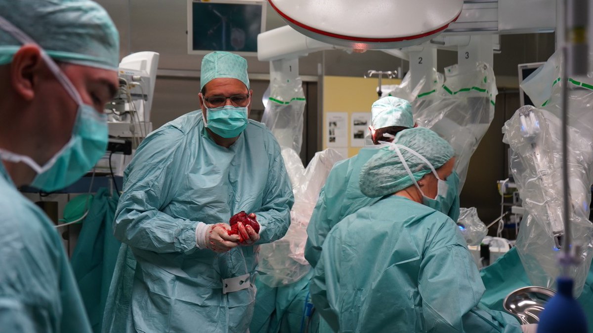 Nächster Meilenstein bei der #Urologie-Robotik in #Marburg erreicht: Als 1 von 3 Zentren in D und von 18 Zentren in Europa am 12./13.12.23 erstmals 2 rob.-ass. #Nierenlebendspenden erfolgreich durchgeführt! Aktuell weitere robotische Organentnahmen & Transplantationen geplant!✅
