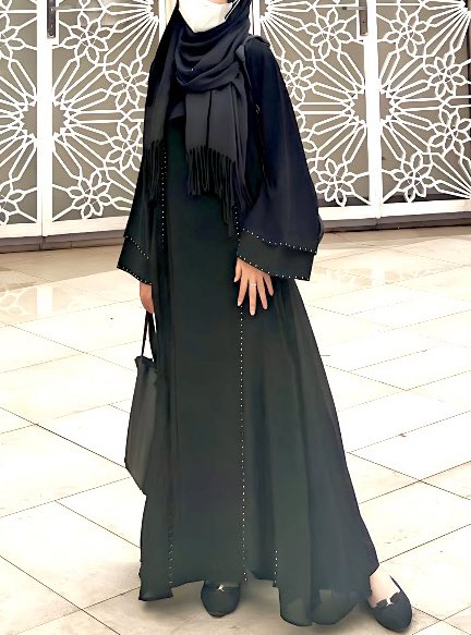 bungsmlnd's tweet photo. a must have abaya🌷

siapa tau ada yg lg cari referensi gamis buat lebaran nanti hehe. ini aku nemu abaya hitam dan desainnya baguuus!! modelnya berumbai. syar’i tapi modelnya ga pasaran juga🥰👍

aku beli di sini yah 👉 https://t.co/y4txT34Cgx https://t.co/58LNMmPqoo