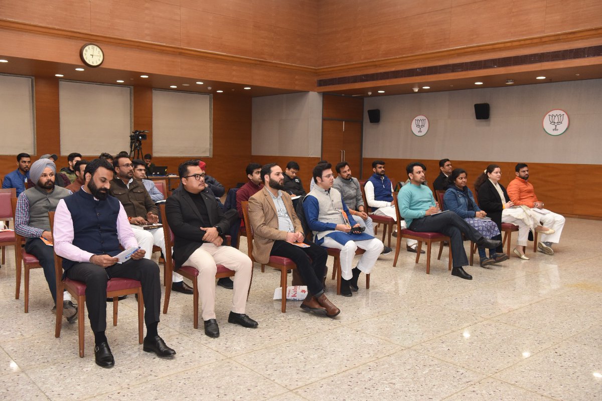 आज <a href="/BJP4India/">BJP</a> केंद्रीय कार्यालय पर <a href="/BJYM/">BJYM</a> की नमो नवमतदाता अभियान की बैठक में युवा मोर्चा राष्ट्रीय अध्यक्ष श्री <a href="/Tejasvi_Surya/">Tejasvi Surya</a> के साथ रहना हुआ।
