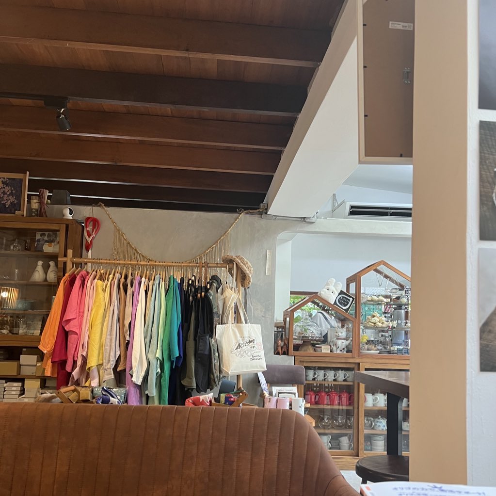 donutisyumm's tweet photo. 🤍Spoonful zakka cafe🥄🧵 คาเฟ่ฟีลญี่ปุ่นที่เราชอบมาก ร้านนี้สโคนอร่อยมากมีให้เลือกหลายรสชาติ กินคู่กับชาก็คือละมุนมากบรรยากาศร้านอบอุ่น แนะนำสำหรับคนรักสโคนเลย นอกจากนี้ภายในร้านก็มีของขายเล็กๆน้อยๆด้วย  #อร่อยบอกต่อ #อร่อยไปไหน @aroii 
📍 ร้านอยู่โครงการ Jouer สุขุมวิท 32 https://t.co/3C6Q9TOHAu