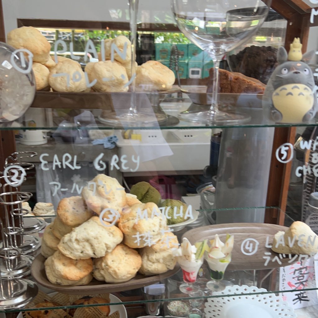donutisyumm's tweet photo. 🤍Spoonful zakka cafe🥄🧵 คาเฟ่ฟีลญี่ปุ่นที่เราชอบมาก ร้านนี้สโคนอร่อยมากมีให้เลือกหลายรสชาติ กินคู่กับชาก็คือละมุนมากบรรยากาศร้านอบอุ่น แนะนำสำหรับคนรักสโคนเลย นอกจากนี้ภายในร้านก็มีของขายเล็กๆน้อยๆด้วย  #อร่อยบอกต่อ #อร่อยไปไหน @aroii 
📍 ร้านอยู่โครงการ Jouer สุขุมวิท 32 https://t.co/3C6Q9TOHAu