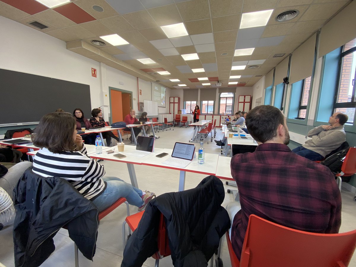 bpalop's tweet photo. Cristina Sánchez Cruzado @Crisancru vuelve a presentar, esta vez hablando sobre la aportación de la realidad virtual para el aprendizaje de la geometría. https://t.co/BeSFxfDZ58