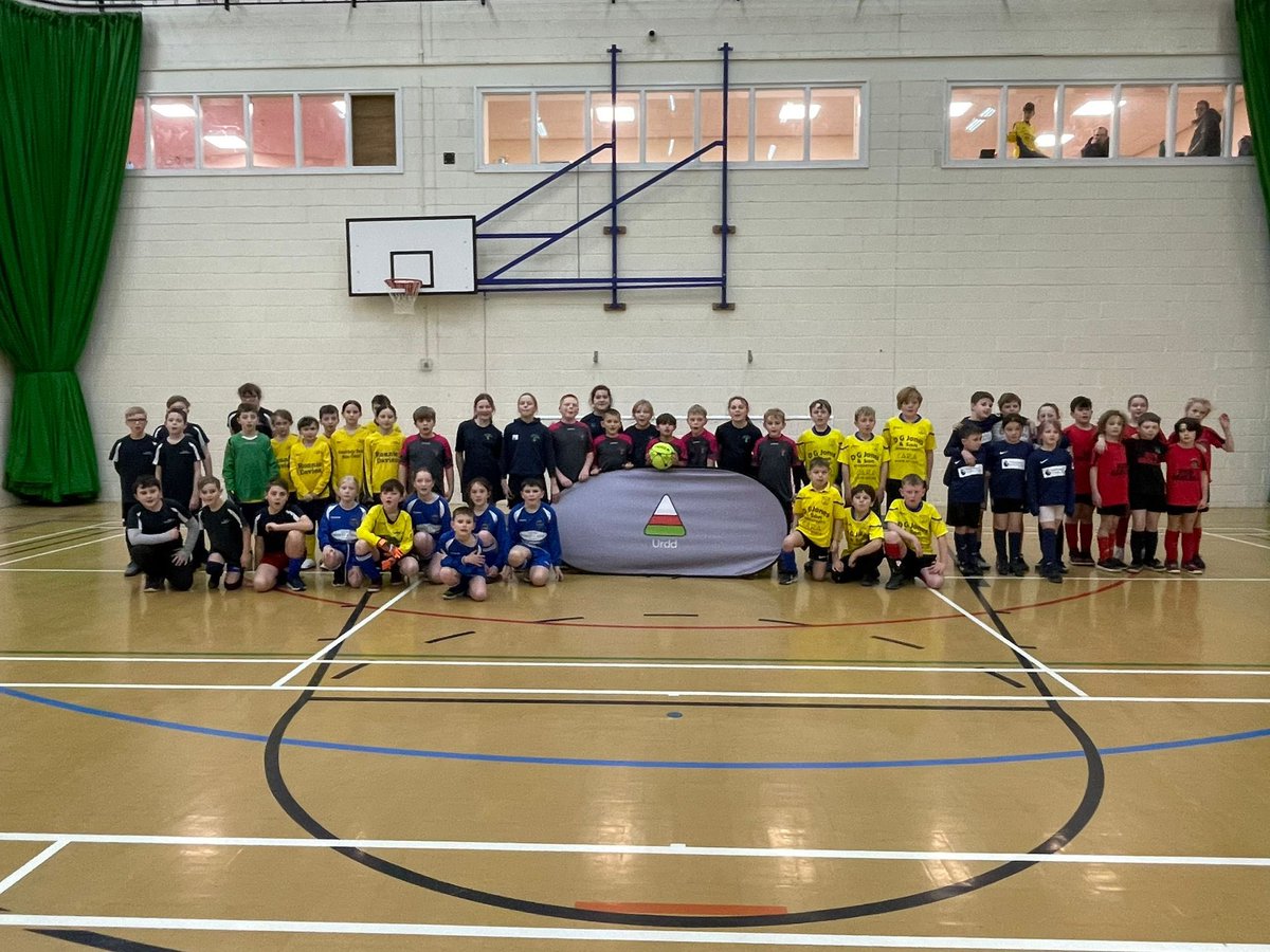 UrddCeredigion's tweet photo. Am ddiwrnod llawn hwyl! 🙌

Gwych gweld gymaint ohonoch yn cymryd rhan 💪 

Pob lwc I @TalgarregYsg v Ysgol Dihewyd yn y gem Terfynol ⚽️ https://t.co/xXuxxfixo4