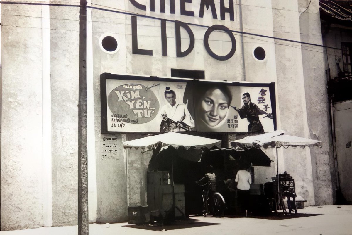 Outside LIDO cinema, Đà Nẵng city in 1960...

#tourane #danang #Vietnamwar #USArmy #hóng #tuần #JamesSu #chịch #nứng #followback #cheouytin #CheoX #mbbg #sgdd #sgbb #ĐàNẵng #Tbt #NguyenPhuTrong #đàiloan #Taiwan #laichingte #MondayMotivation