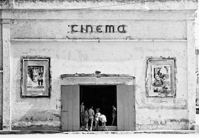 DannyDrinksWine's tweet photo. Cinema in the outskirts of Naples, Italy, 1956. 

(📸- Thomas Hoepker) https://t.co/rCiXZtW6zH
