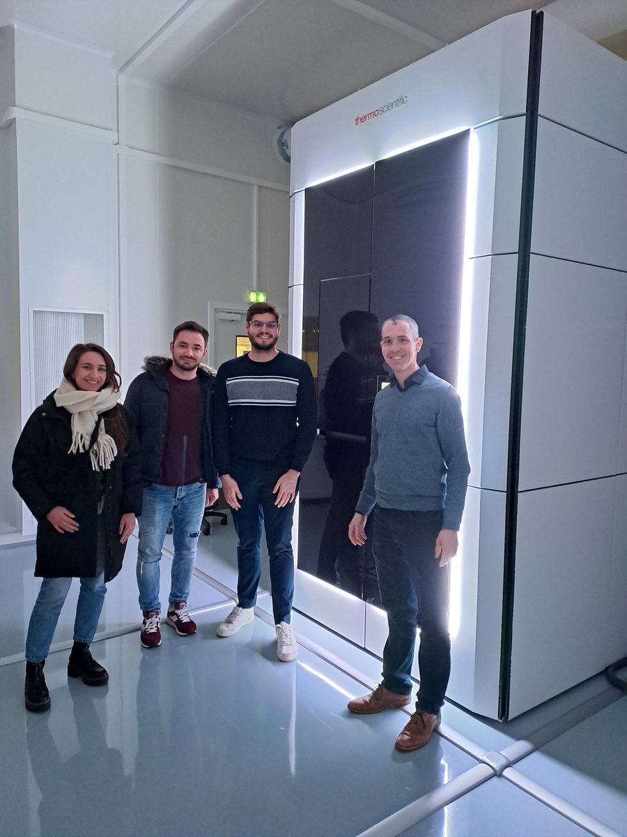 Vincent_Chaptal's tweet photo. With the team in front of the new CM02 microscope.  Thanks for the private tour @SchoehnGuy and Lefteris. Can't wait to use the new toy! https://t.co/cer4GyjxVZ