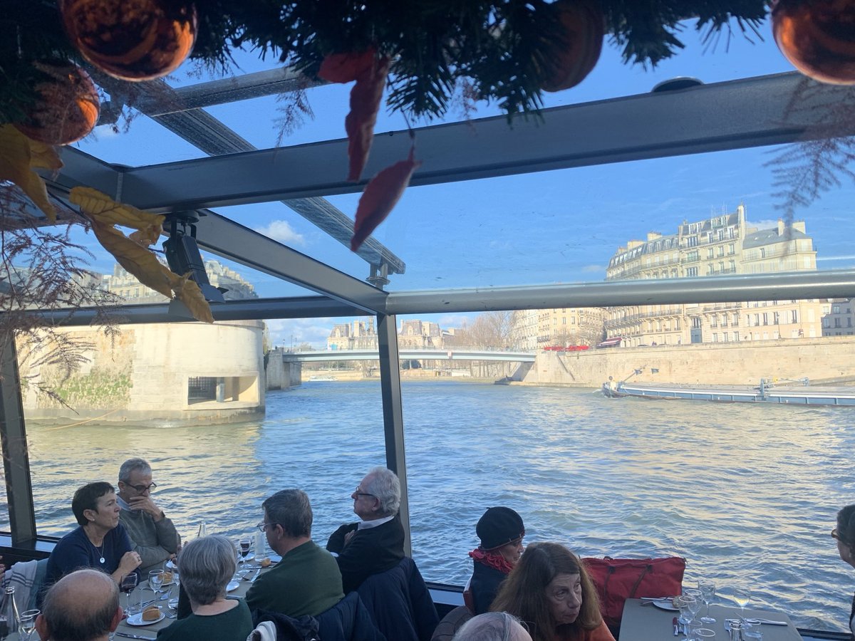 hjacquemont17's tweet photo. #bonneannée #Paris17 #seniors
Ravie dâaccueillir au nom de âŠ@geoffroyboulardâ© les seniors #paris17 pour la traditionnelle croisiĂšre sur la Seine proposĂ©e par #casvp : un Ă©ternel Ă©merveillement devant la beautĂ© de #Paris https://t.co/eoJfKZjeeq