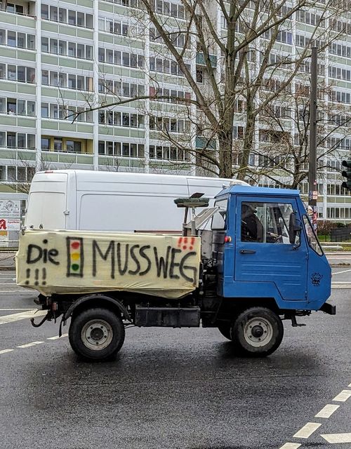 trish_highsmith's tweet photo. Will die #Ampel weg und fährt bei Rot über die Kreuzung. Das nenn ich konsequent.
#Bauernprotest #Bauernproteste #Unternehmerproteste #Unternehmerprotest https://t.co/AAa0nusKZL