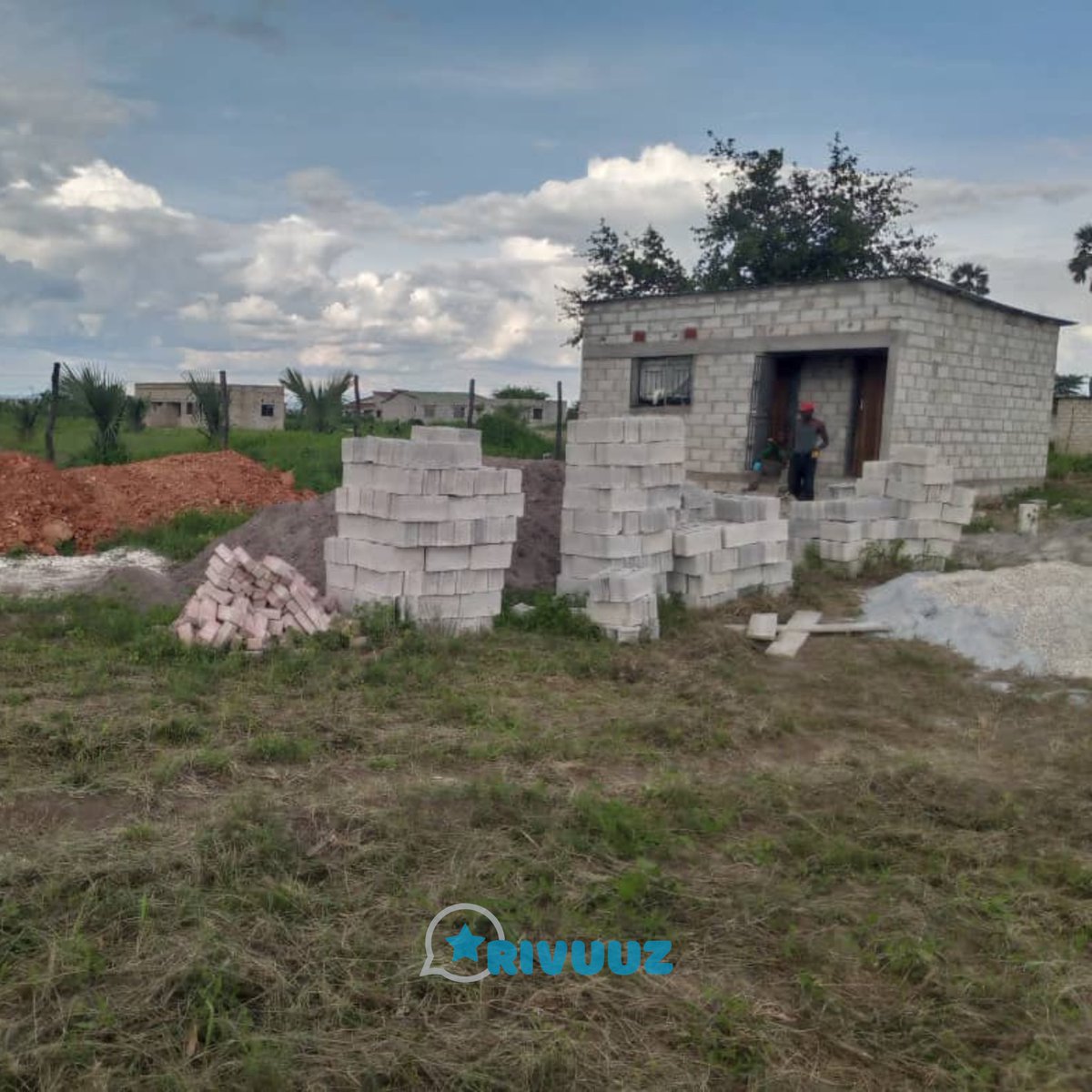 rivuuz's tweet photo. Things are getting a lot busier at Rivuuz. Check out another building project going on in the Katende Chongwe area; our pros are doing amazing work. Rivuuz: Your All-in-One Construction Platform.
#Katende #DreamHomeJourney #ConstructionKickoff https://t.co/GoIfmD1cjJ