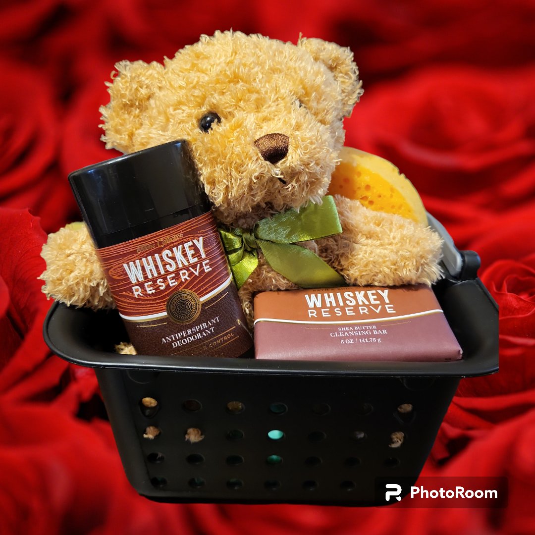 baskets_aplenty's tweet photo. This is an awesome gift for the man in your life! This teddy says I love you to pieces! Valentines Day is coming. Grab this today! #BasketsAplentyLLC #ShopEarlyShopBasketsAplentyLLC #Valentines #FYI @bathbodyworks #WhereQualityStartsAtHome #MensGifts https://t.co/TS2VlhEOZa