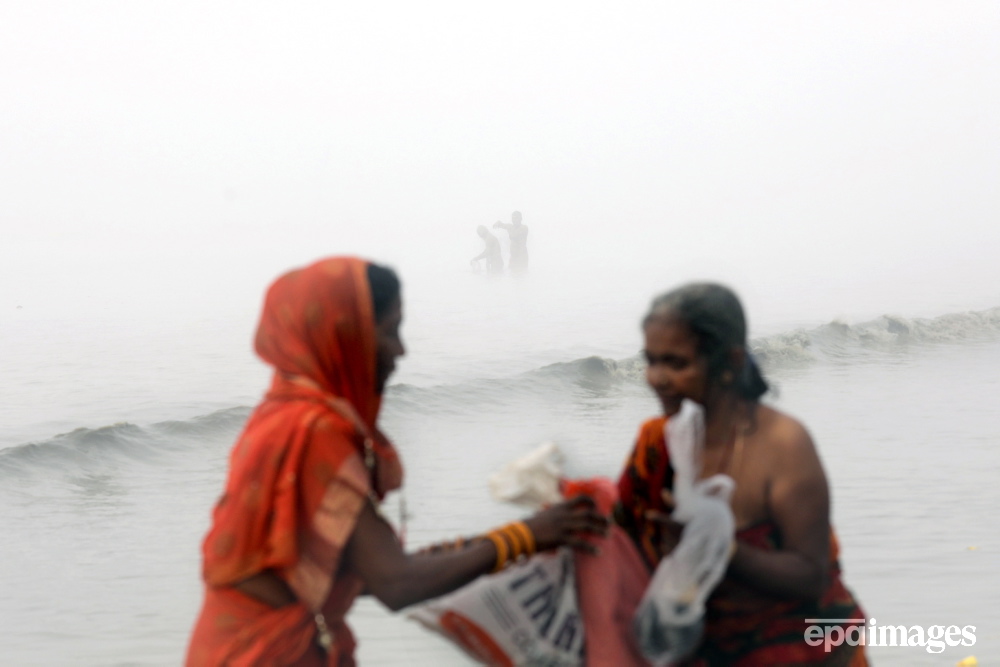 EPA_Images's tweet photo. Indian devotees take a holy bath during dense fog at Ganga Sagar annual fair in Sagar Island, south of Kolkata, Eastern India, 15 January 2024.

📸 EPA / Piyal Adhikary

#epaimages #india #gangasagar https://t.co/0fLnco6Euw