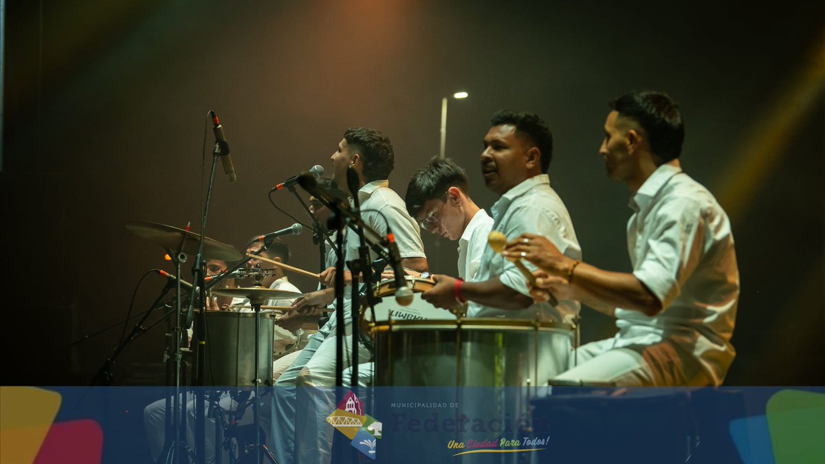 federacionmuni's tweet photo. Con un marco de público extraordinario, concluyó este domingo la 40° edición de la FIESTA NACIONAL DEL LAGO en el Anfiteatro "Juancho Garcilazo".
Federaenses y turistas disfrutaron del show de destacados artistas, con un gran cierre a cargo de Luck Ra. https://t.co/QL6PnRBgJf