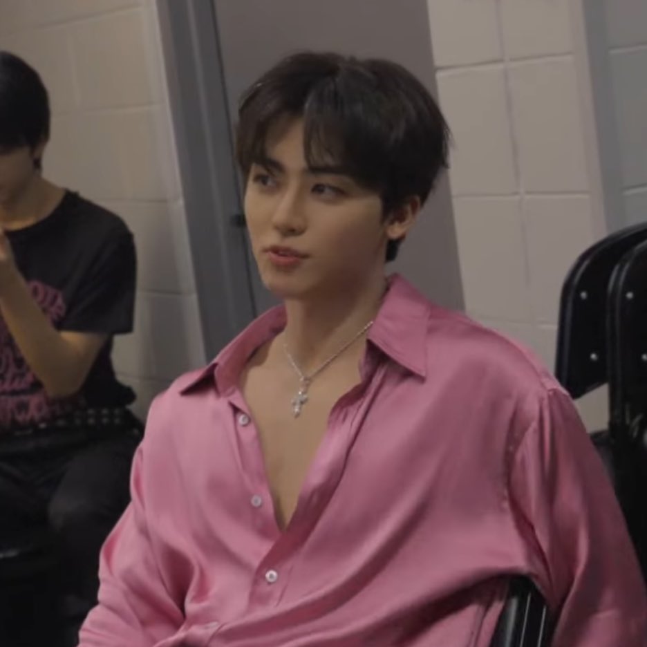 njmhae's tweet photo. need more pictures of him in this outfit screenshots aren’t enough @ na.jaemin0813 PLEASE 🤲🏻 https://t.co/FRPoWqS1iD