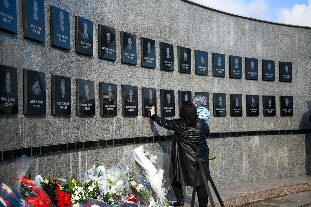 KosovoinGreece's tweet photo. Πριν 25 χρόνια από την σφαγή 45 αθώων Αλβανών πολιτών από τον βάρβαρο σερβικό στρατό στο #Reçak του #Κοσόβου. Αξέχαστη η μνήμη τους.

#MosHarro
#Μηνξεχνάς
#DontForget https://t.co/2GEKthNHDV
