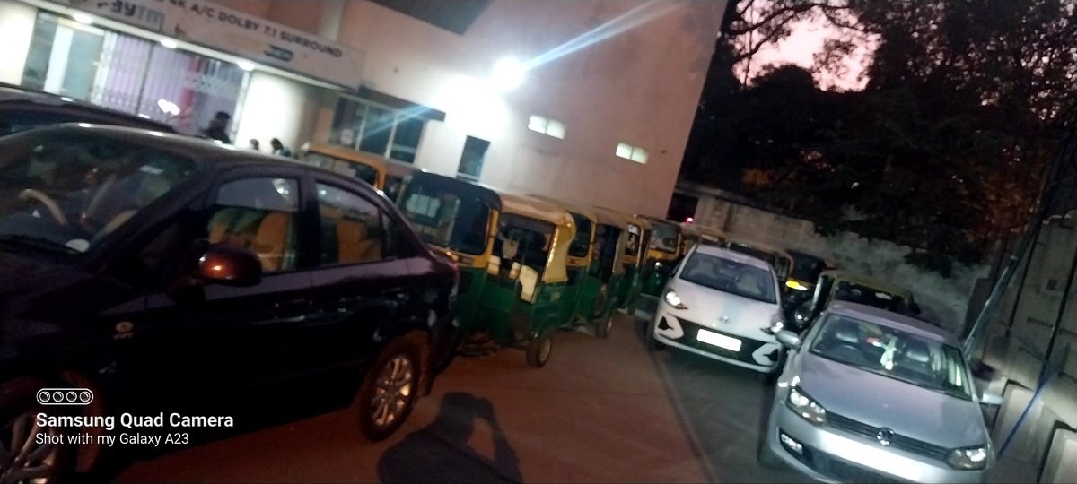 Ajith070713's tweet photo. Housefull  #Ayalaan in banglore 🥹🔥

@Siva_Kartikeyan thaliva 🛐🫂
@ArunaTheater https://t.co/cysLijxp4m