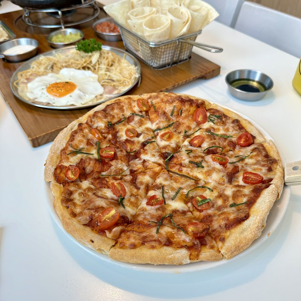 areadecember's tweet photo. ร้าน Seoga &amp; Cook ที่เซ็นเวิลด์ เป็นร้านลอาหารอิตาเลียน-เกาหลี 🍳🥓 ที่คุ้มมาก แต่ละอย่างคือใหญ่มากๆ มากินกับเพื่อน คืออิ่มแบบอิ่มเลย ส่วนรสชาติคือทำได้ถึงจริงๆ แถมหารออกมาคือราคาไม่แรงเลย #seogaandcook https://t.co/8A4hwn44tV