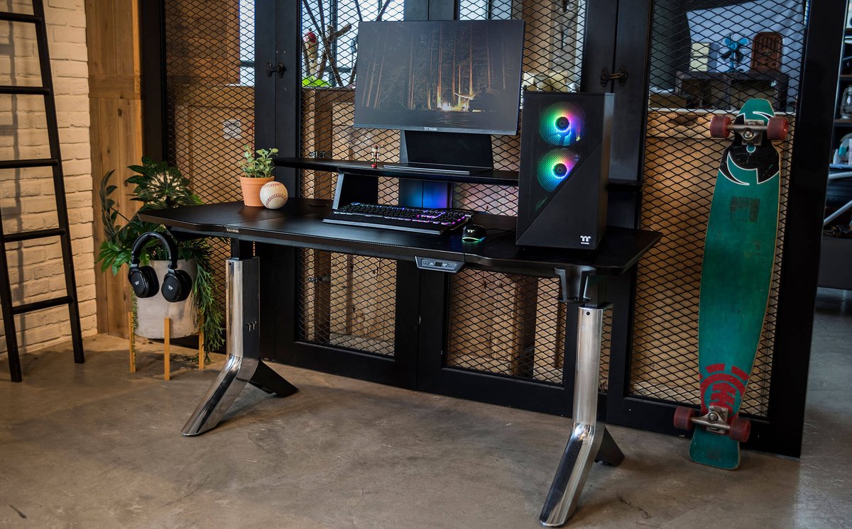 Thermaltake Argent P900 - Smart gaming desk.
It's not just a desk - It's a statement 🔥

#thermaltake #gamingdesk #GamingCommunity #gamingpc