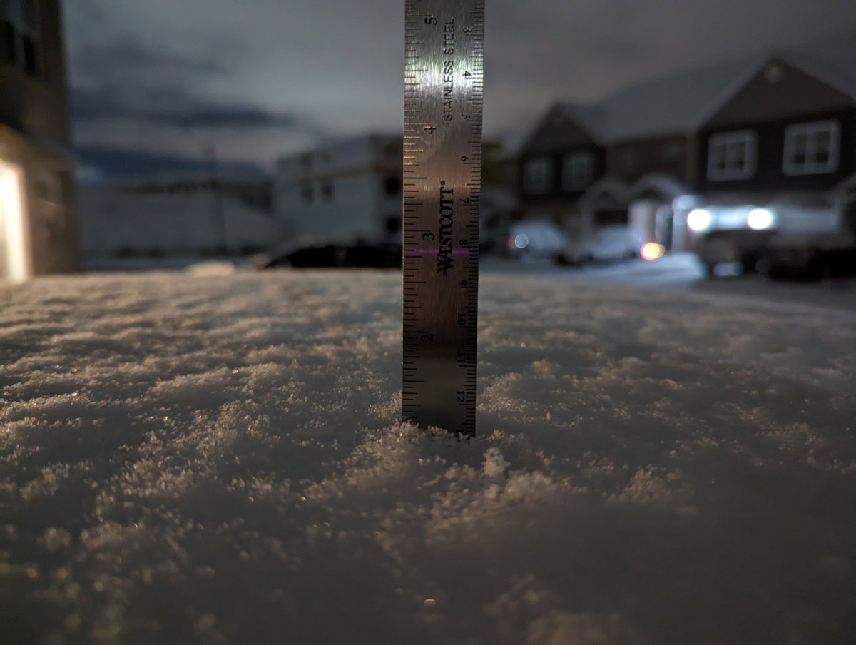 NathanCox18's tweet photo. @NWSLouisville I didn't have a board to put out before the snow, but I measured the top of my car and my wife's car about 0630. Comes to right about 1 inch.  Elizabethtown, KY. https://t.co/HOBJpVhQUJ