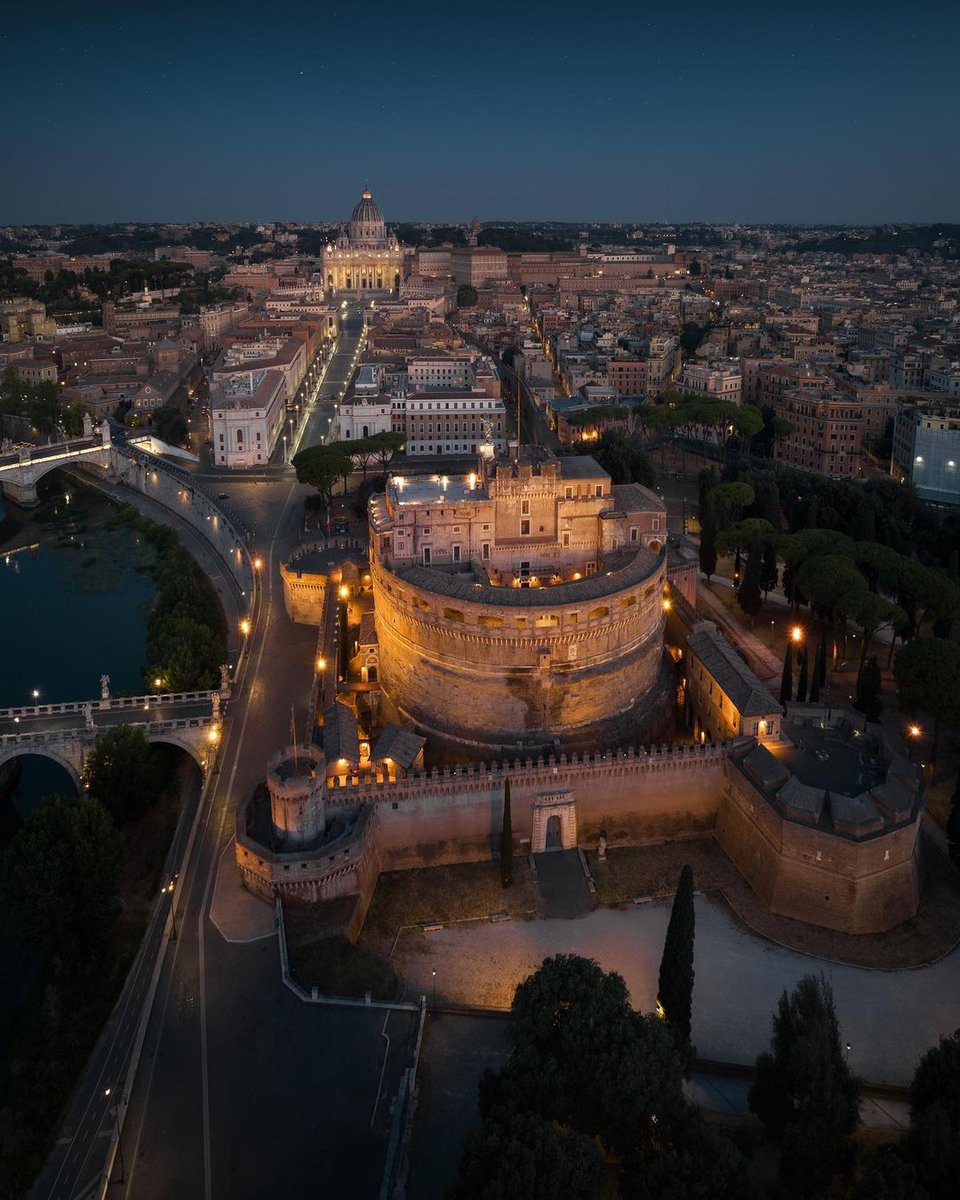 👻 Just before sunrise, near Castel Sant'Angelo, it is easy to come across a ghost wrapped in a scarlet cloak. It is the legendary Mastro Titta, the most famous executioner in the papal Rome. turismoroma.it/en/page/ghosts… IG mario___dangelo #VisitRome @museitaliani