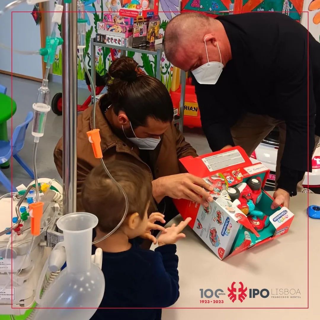 CanYamanFPSpain's tweet photo. Visitó la U.  Pediatría de la OPV de Lisboa para repartir juguetes, juegos educativos y creativos, 
Recorrió algunas salas, saludando a niños y jóvenes hospitalizados.

Una vez más apoyando a los niños y jóvenes. 💛👏👏

#Canyaman
#ipolisboa https://t.co/5M0yLGspfW