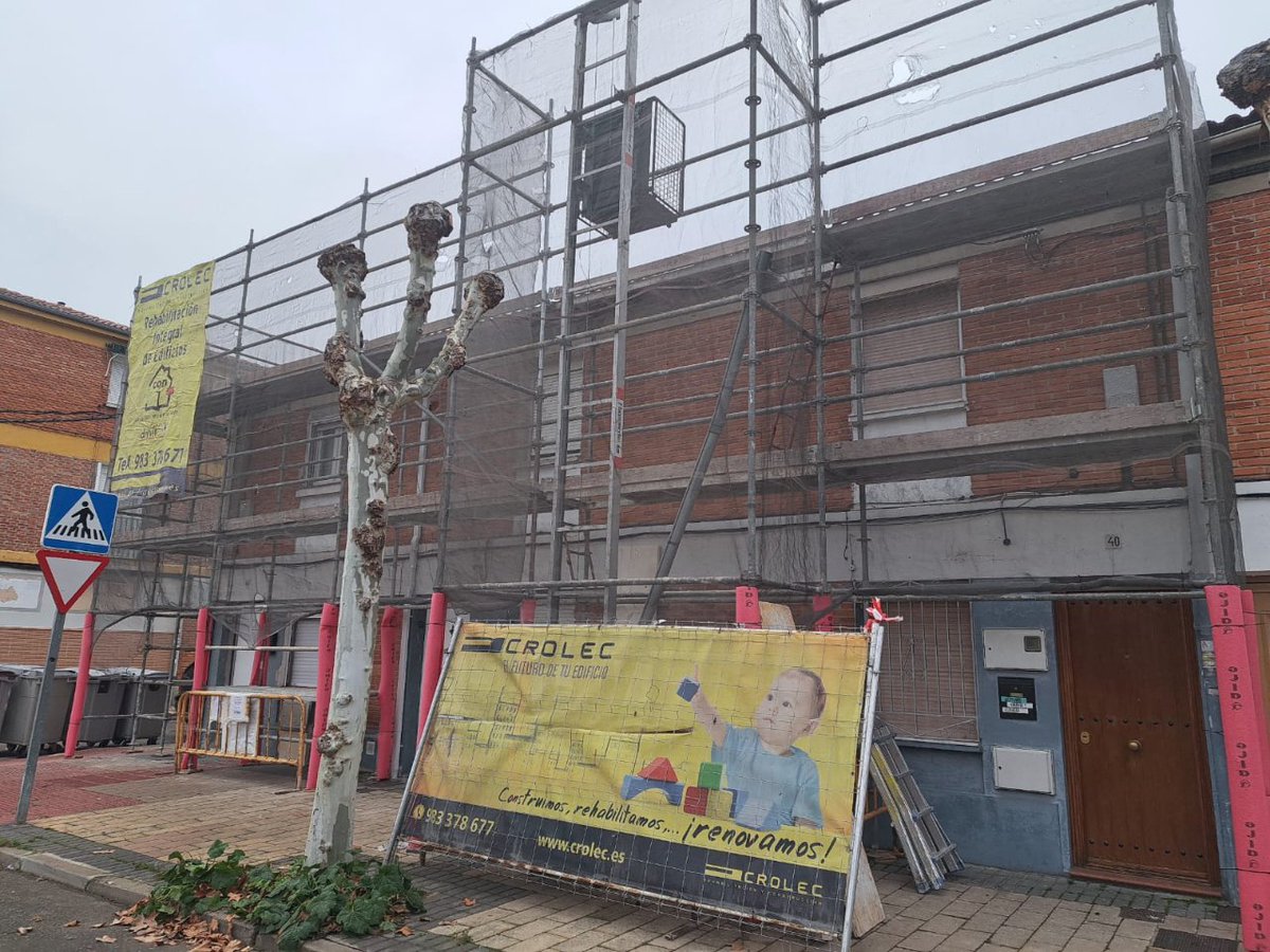 RehabCrolec's tweet photo. Empezamos obra de la mano de @FundacionSMLRPH 👷 En los números 40, 42 y 44 de la avenida de Santander de #Valladolid, en los que vamos a actuar sobre la envolvente mediante sistemas de #aislamiento e #impermeabilización para mejorar la #eficiencianergética de los inmuebles. https://t.co/te4DqDsSRj