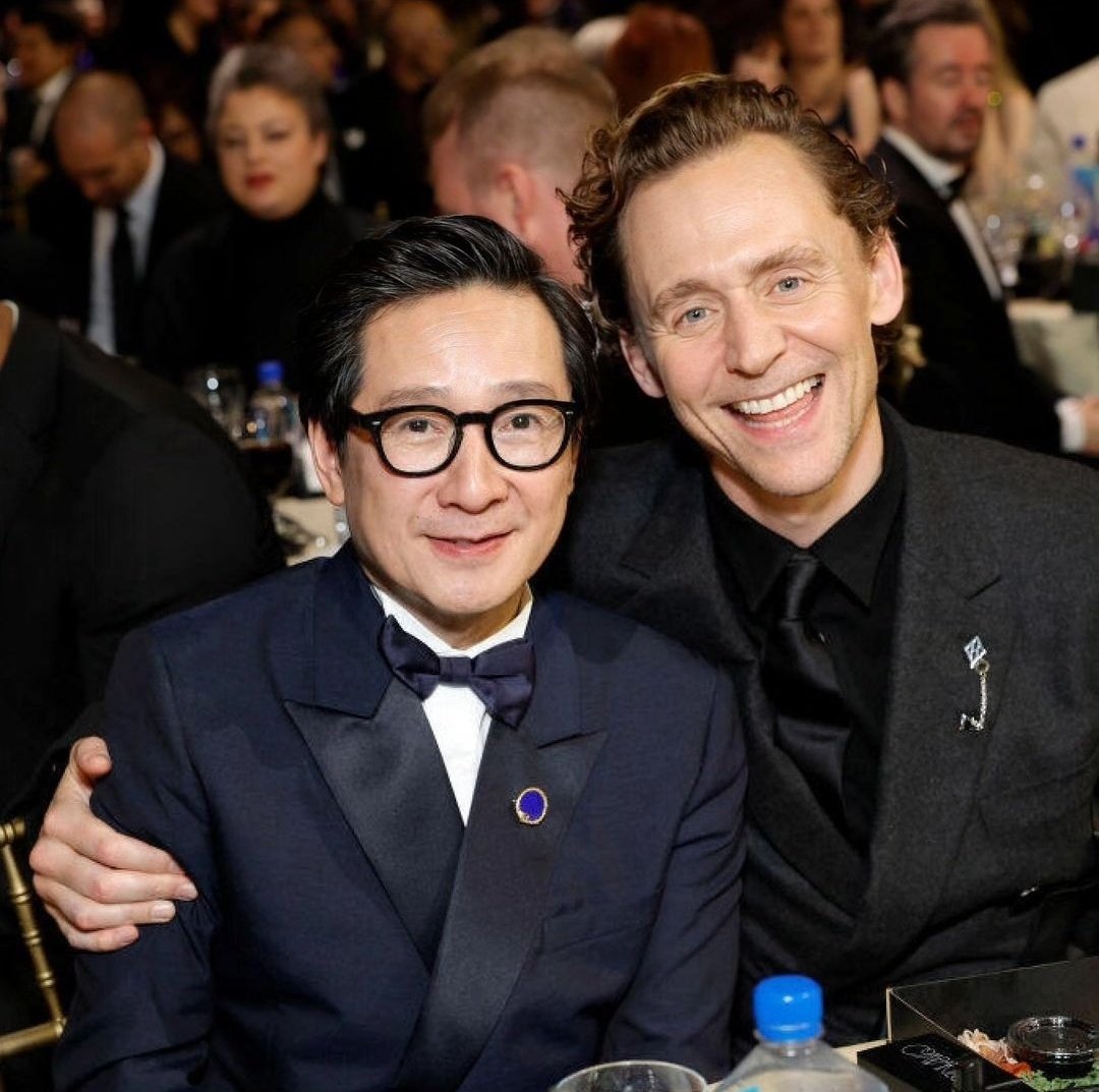bestoftwh's tweet photo. 📸 | Tom Hiddleston and Ke Huy Quan. https://t.co/3TyZDUQEtD