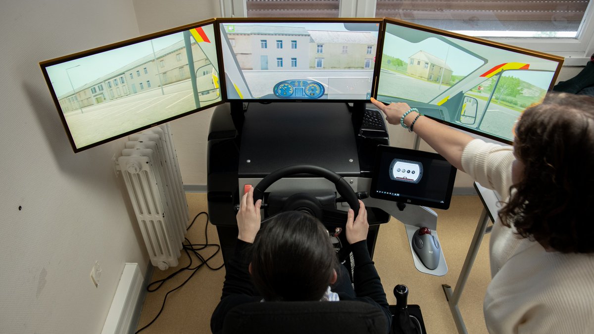 CHU_de_Poitiers's tweet image. 👨‍🎓 Je me forme au CHU | L’institut de formation des #ambulanciers du CHU a reçu un #simulateur de conduite, financé par la région Nouvelle-Aquitaine.
👉 Il permet de s’entraîner sur les commandes du véhicule, en complément de vraies leçons de conduite.
➡️chu-poitiers.fr/un-simulateur-…