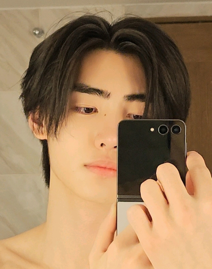 AboutMusicYT's tweet photo. ENHYPEN's Sunghoon shares new photos. https://t.co/oZaciAkCai
