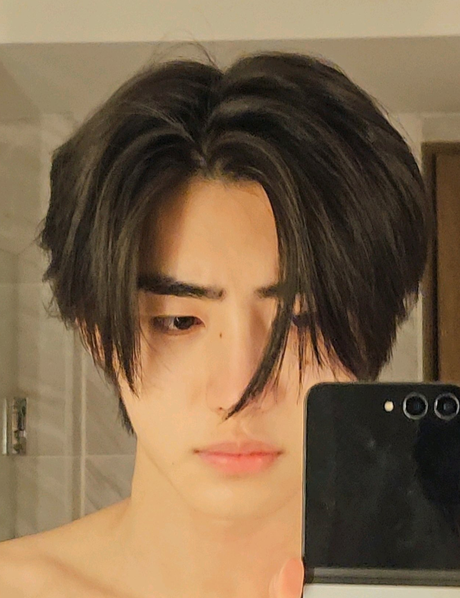 AboutMusicYT's tweet photo. ENHYPEN's Sunghoon shares new photos. https://t.co/oZaciAkCai