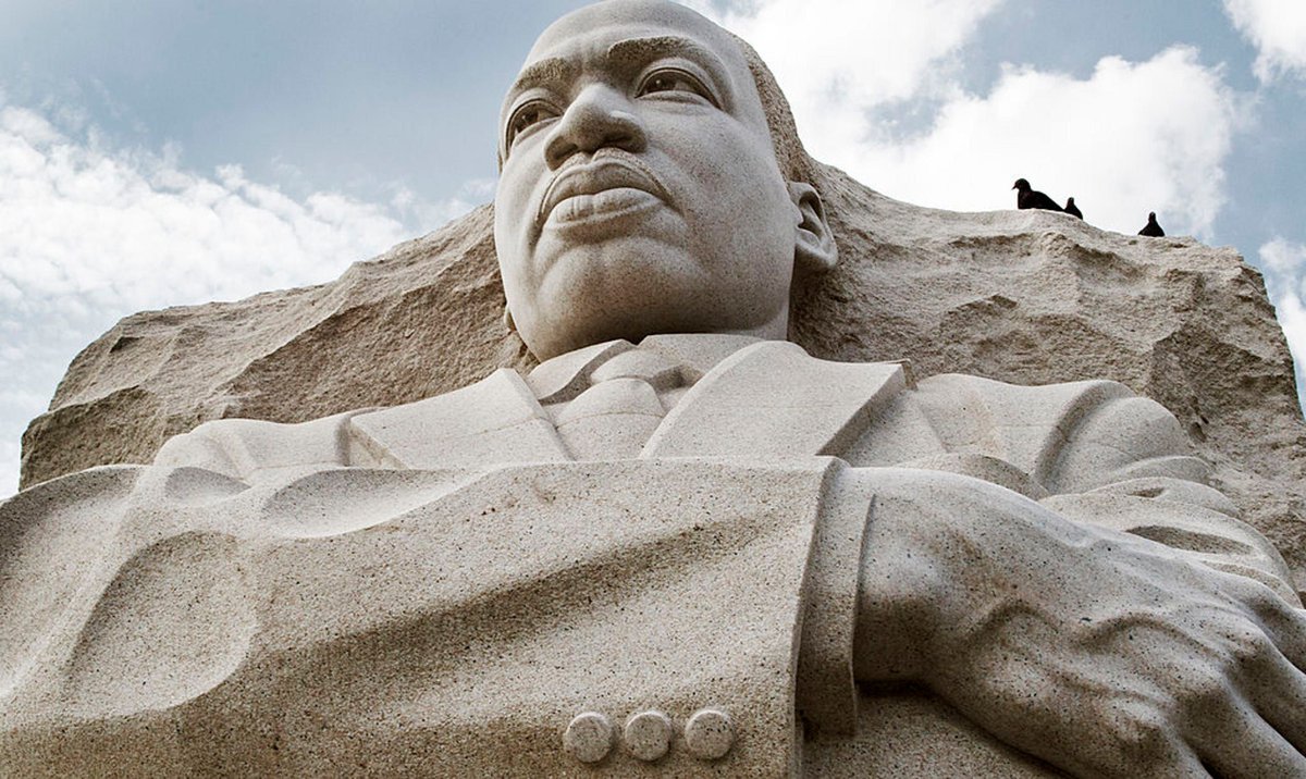 Nobel Peace Prize winner and visionary civil rights leader, Dr. Martin Luther King, Jr., died on April 4, 1968, but it took 32 years for a government holiday in his honor to be recognized by all fifty states. Read more here: buff.ly/3Gx1ywe