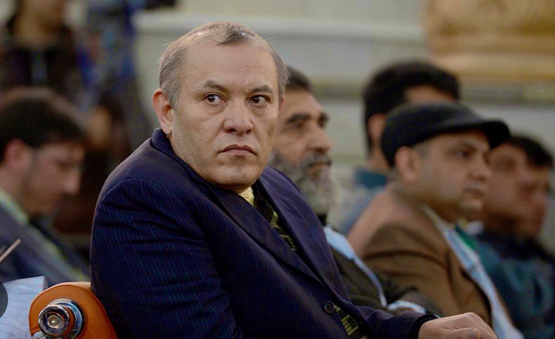 asadbuda's tweet photo. فقط یک بانک‌دارِ حرفه‌ای و مغز متفکر اقتصادی در افغانستان وجود داشت: شیرخانِ فرنود، رئیس کابل بانک. مافیای دولتی، کابل‌بانک را غارت کردند و او را به جرمِ هزاره‌بودن کشتند. میدان به دست بانک‌داران قبیله افتاد که دو هدف مشخص داشتند: سرقت کمک‌ها و آوردن طالب و به هردو هدف رسیدند. https://t.co/yJx8Iib2yb