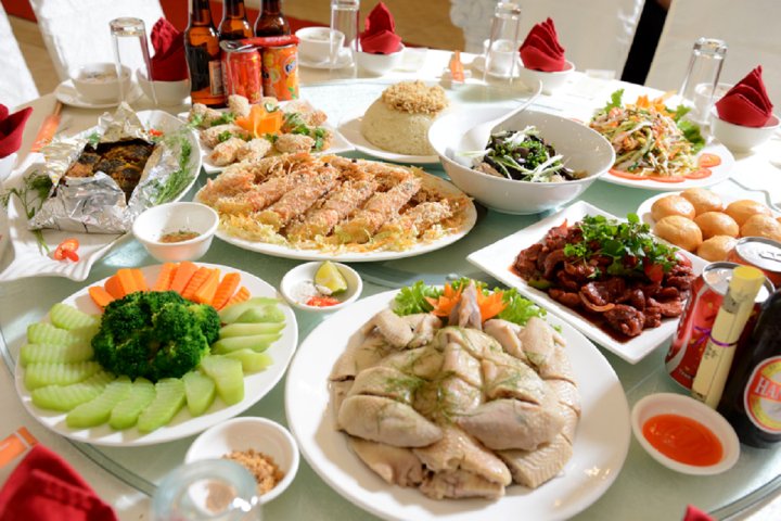 Đợt này ăn tiệp tất niên ngập mồm, mời ace ăn tất niên cùng mình nhé

Tiệp tất niên hôm nay có món gà luộc, tôm chiên xù, nem rán, xôi ruốc..... và nước nói thần thánh
#Food #VietnameseCuisine