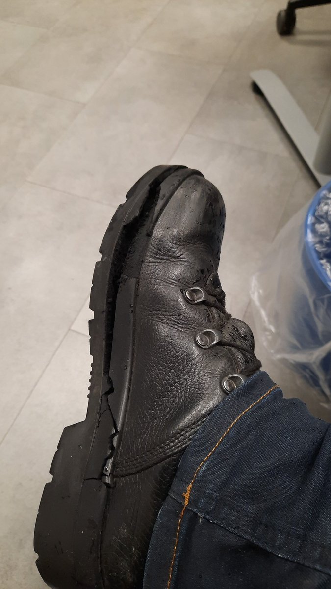 Melfice888's tweet photo. Ein Drama in zwei Akten. Heute morgen hatte der Stiefel nen kleinen mikroriss angekommen auf arbeit sah er dann schon aus wie bild 1. Nun die Ghettolösung damit ich noch vernünftig Heim komme gleich. Schönen start euch. https://t.co/XgQAuw0lMW
