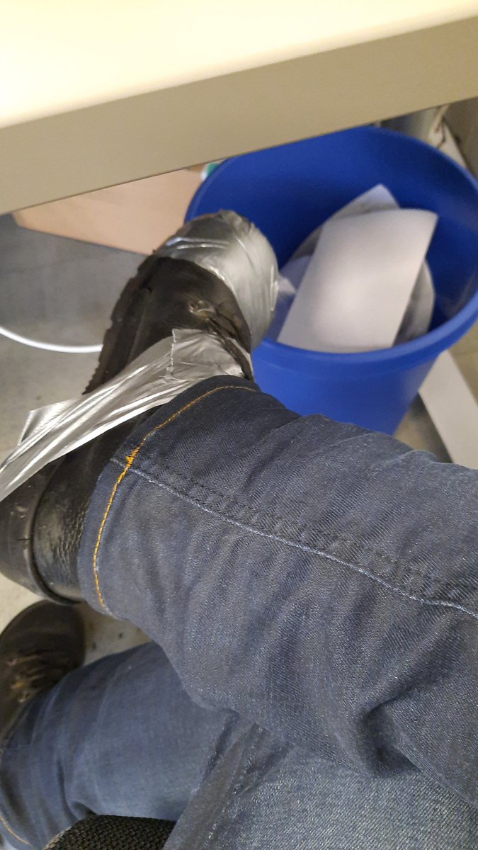 Ein Drama in zwei Akten. Heute morgen hatte der Stiefel nen kleinen mikroriss angekommen auf arbeit sah er dann schon aus wie bild 1. Nun die Ghettolösung damit ich noch vernünftig Heim komme gleich. Schönen start euch.