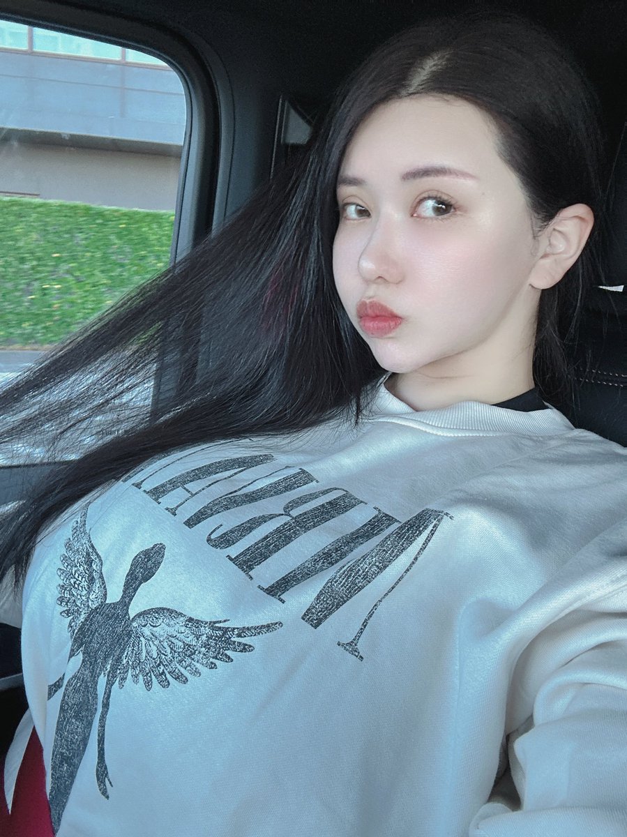 Lo bueno es que su suéter también es de mi talla