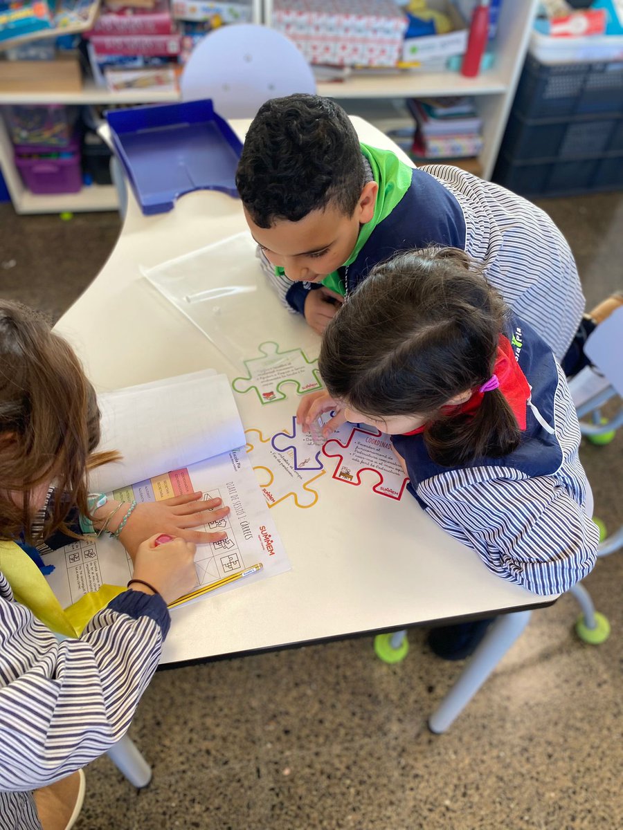 escolapiamataro's tweet photo. Moments de trobar-nos amb l’equip i reflexionar… Com estem fent els càrrecs? 💭 #SUMMEM #Som2n https://t.co/b1IPEvrWvI