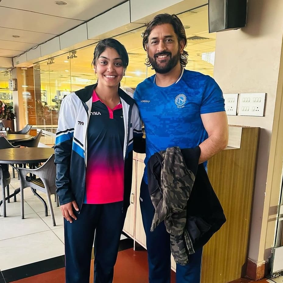 Harleen Deol with MS Dhoni....!!!! - A beautiful picture. #TeamIndia #BCCI #BCCIwomen #HarleenDeol #MSDhoni #Dhoni #ThalaDhoni #CaptainDhoni #CaptainCool