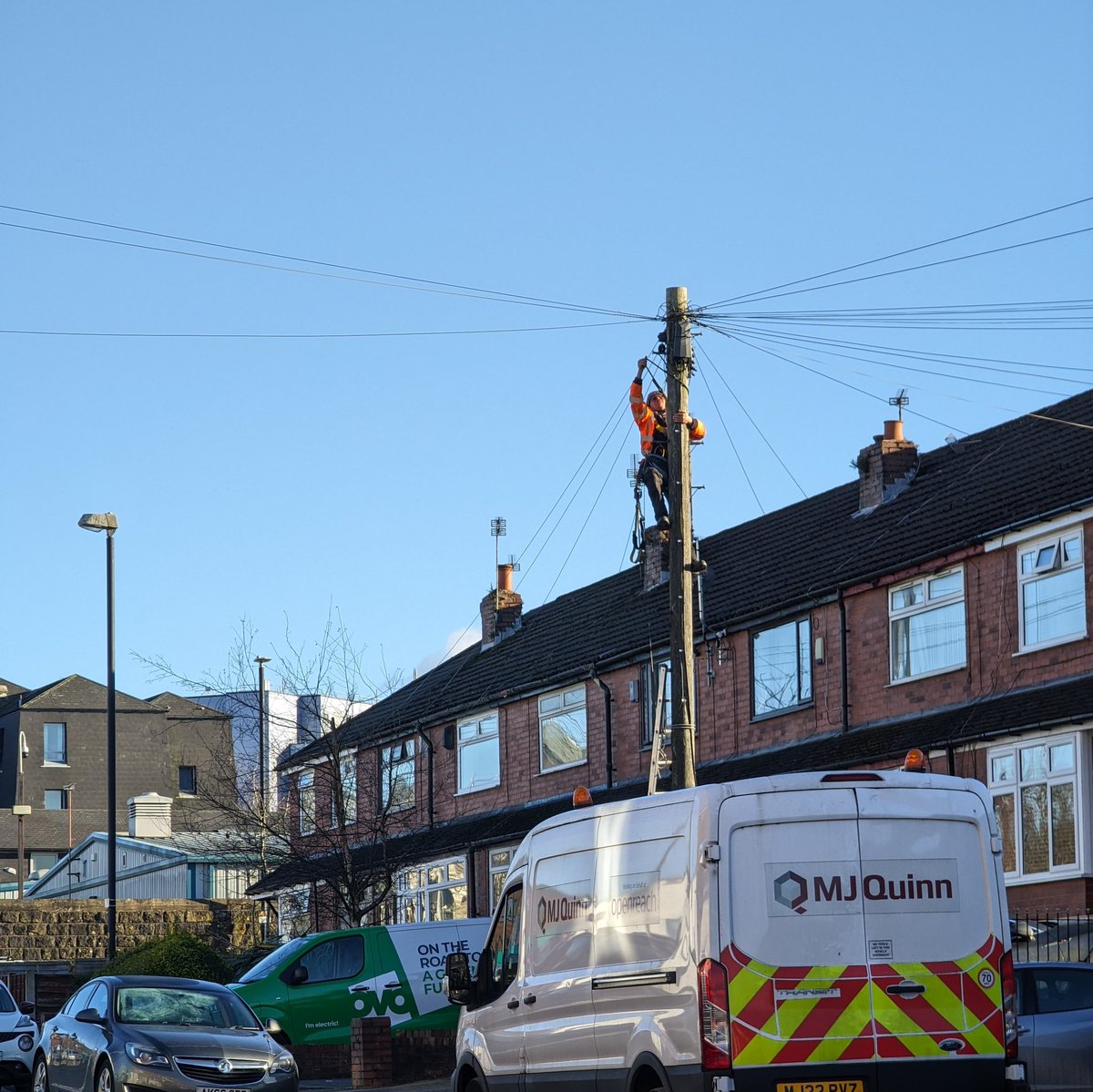 _philedmonds_'s tweet image. This afternoon&apos;s office is Ice Station Zebra, living up to it&apos;s nickname today.
Glad I&apos;m not the up the pole. 
My first FTTP connection being installed today.
#adventuresinradiotech