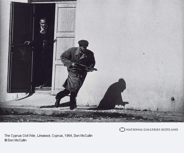 3 FOTOĞRAF 1 KAHRAMAN 

Aşağıdaki 1. Fotoğraf 10 şubat 1964'de İngiliz savaş muhabiri Don McCullin tarafından çekildi.
McCullin'e Dünya çapında birincilik ödülü kazandıran bu fotoğraftaki kişi kravatı şapkası, beyaz gömleği pardesüsü ve  sten otomatik silahı ile direnişe katılan+