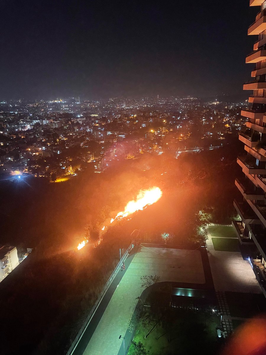 Asingh1504's tweet photo. #Fire continues on #Ittamadu hill in #banshankari 3rd stage. No #police or #fire brigade in sight. #southblr #blr @BlrCityPolice @CPBlr @CMofKarnataka https://t.co/JxDMggRiaz